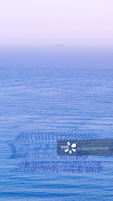 航拍福建海边筏式养殖基地夕阳落日大海自然风光图片素材