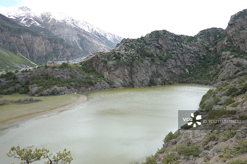 西藏昌都市边坝县三色湖：黄湖和高山杜鹃图片素材