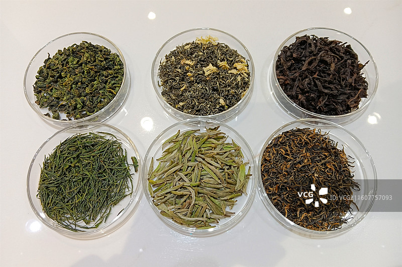 湖北省宜昌市夷陵区全品类茶市展区摆放的绿茶、黄茶、白茶、青茶、红茶、黑茶等六大茶类产品。图片素材