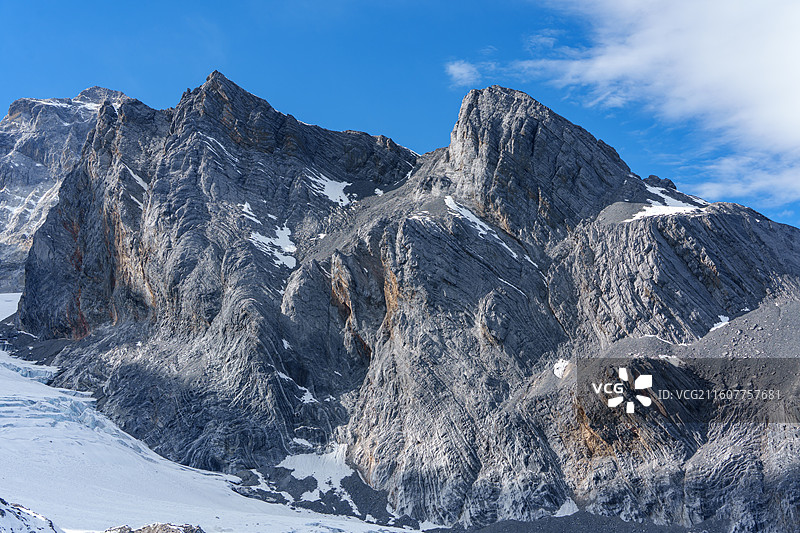 云南省丽江市玉龙雪山冰川公园中巨型岩壁的极致特写图片素材
