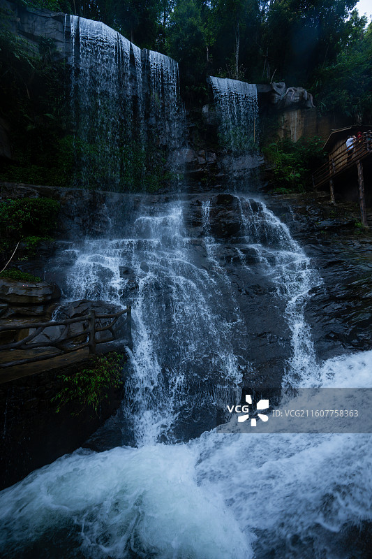 森林瀑布的低角度视图-广西金秀瑶族自治县盘王谷景区图片素材