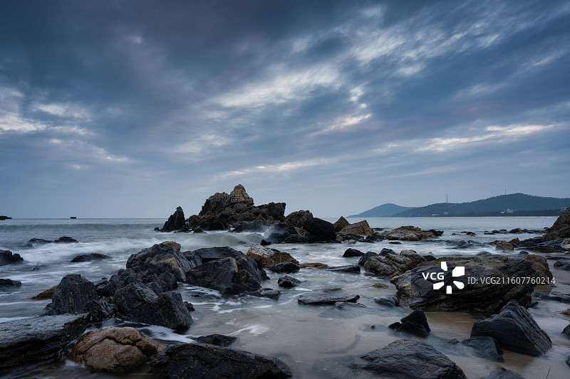 阴天时侯的黄昏海边图片素材