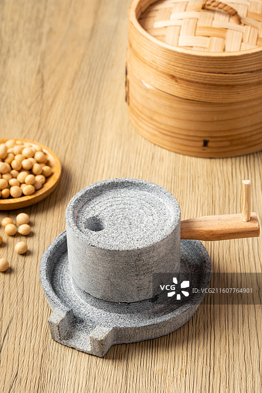 桌子上的石磨模型图片素材