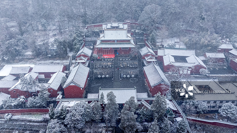 冬天大雪中的武当山琼台中观景区古建筑图片素材