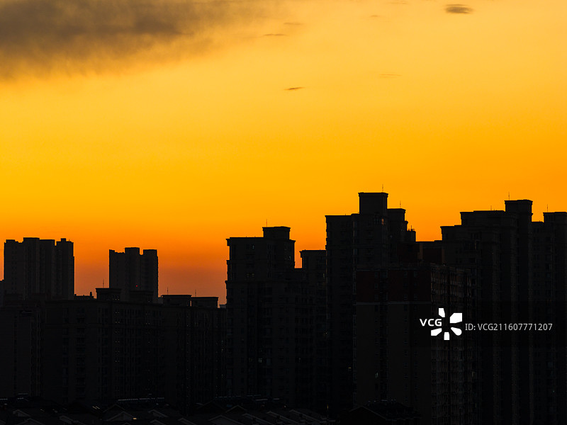 河南省郑州市 日落时分的城市天际线图片素材
