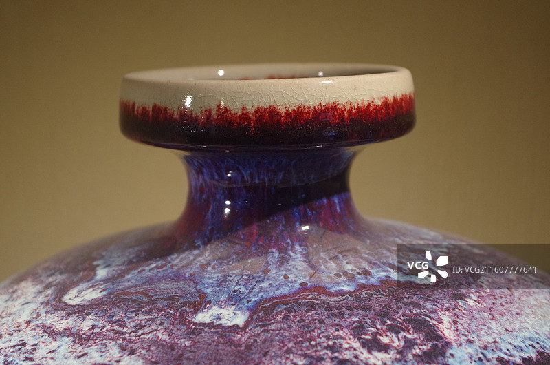 花瓶窑变釉局部特写：紫红蓝白釉色交融 肌理细腻尽显中式陶瓷艺术质感图片素材