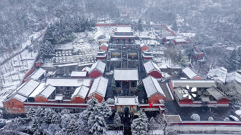 冬天大雪中的武当山琼台中观景区古建筑图片素材