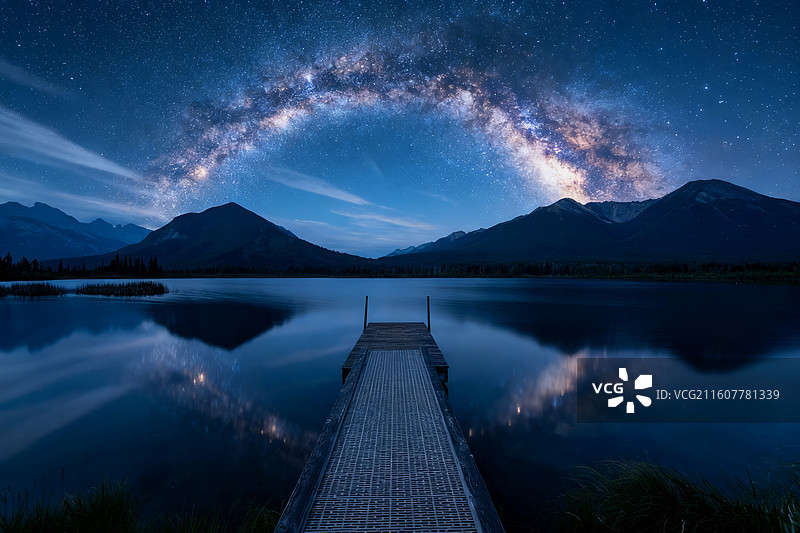 加拿大班夫朱砂湖，星空倒映湖面，银河壮观，山脉轮廓分明。图片素材