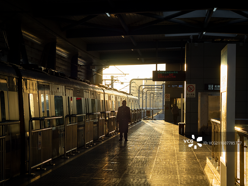 塔河湾的地铁与乘务员图片素材