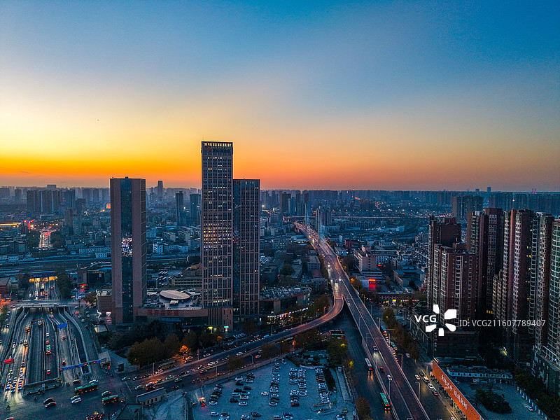 郑州火车站商圈解放路城市天际线日落夜景图片素材