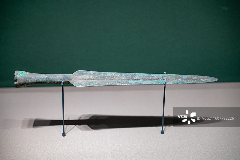 山东博物馆 鄂尔多斯青铜文明展 东周 带鞘曲刃狼马纹青铜剑图片素材
