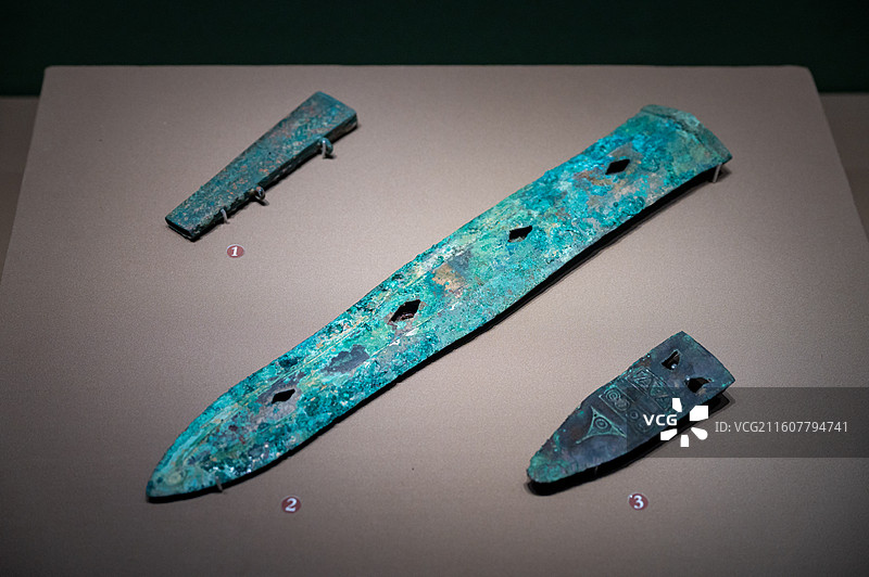 山东博物馆 鄂尔多斯青铜文明展 商周 青铜剑鞘 战国 青铜剑鞘 西周 几何纹青铜剑鞘图片素材