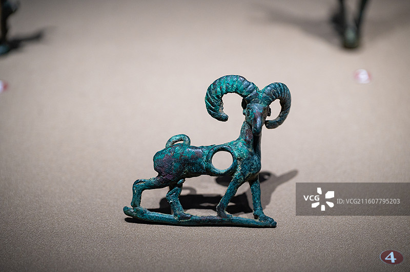 山东博物馆 鄂尔多斯青铜文明展 公元前10世纪 盘角羊青铜饰件图片素材