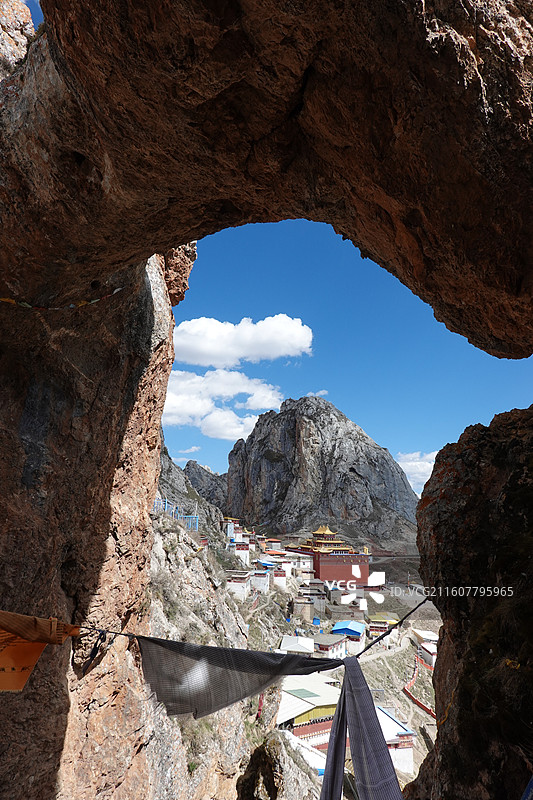 西藏昌都市丁青县孜珠山孜珠寺天门洞图片素材