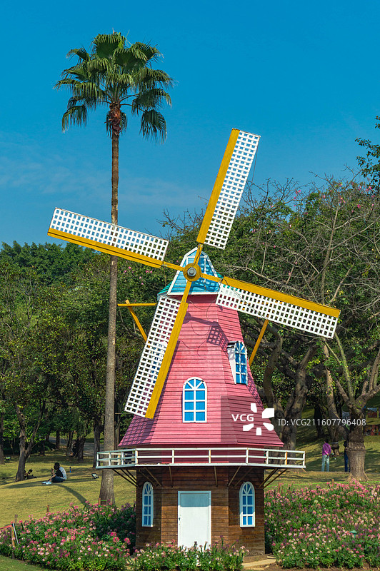 云台花园蓝天下的棕榈树和建筑物的低角度视图图片素材