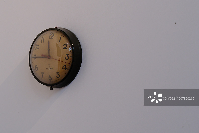 白色墙面上的老式钟表。留白设计素材元素背景图壁纸图片素材