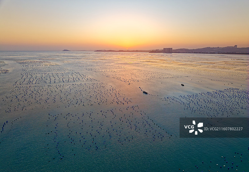 傍晚夕阳中福建海边海产养殖海面自然风光图片素材