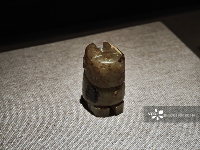 河南博物院 商代青玉鸱鸮佩特写图片素材