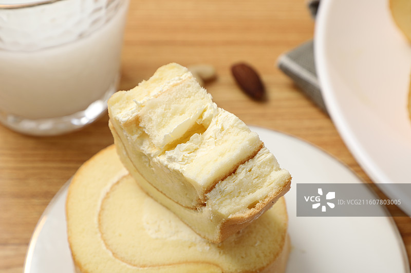 牛乳伯爵红茶瑞士卷8片图片素材