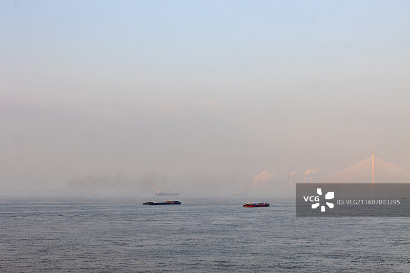 晨雾中的沪苏通长江公铁大桥图片素材