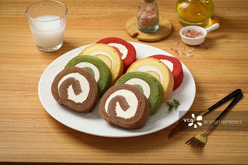 水牛乳四拼瑞士卷图片素材