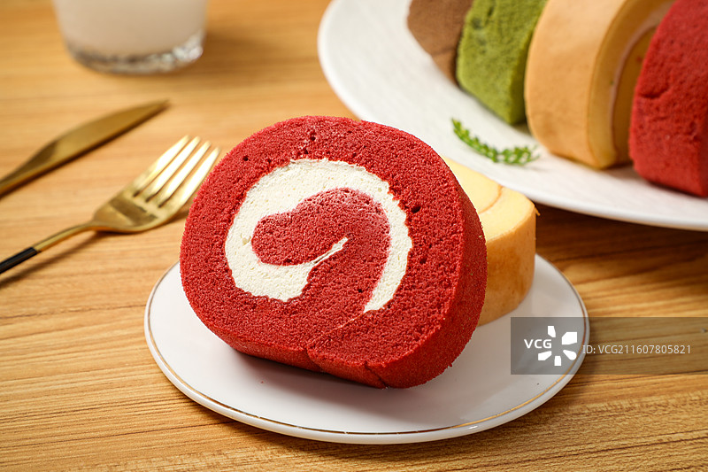 水牛乳四拼瑞士卷图片素材