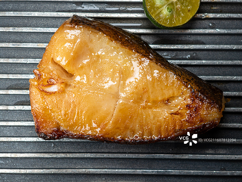 照烧烤银鳕鱼排与新鲜金桔图片素材