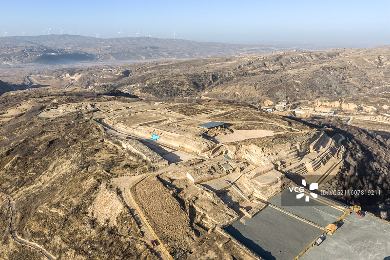 航拍陕西省榆林市神木石峁遗址发掘现场图片素材