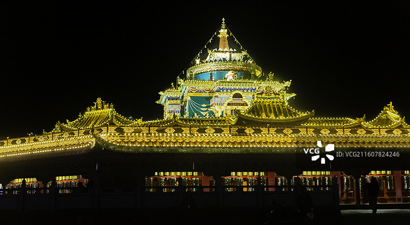 四川省甘孜藏族自治州，色达县色达五明佛学院金黄色的夜景全景，闪闪星光，小鸟形状图片素材