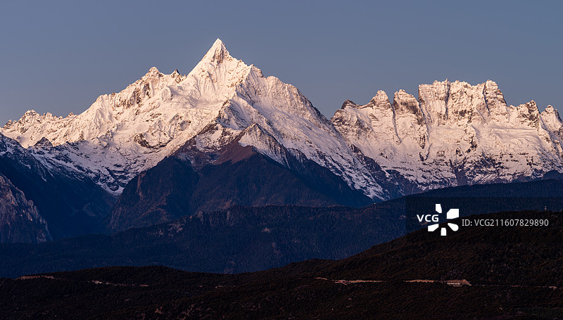 梅里雪山缅茨姆峰（神女峰）图片素材