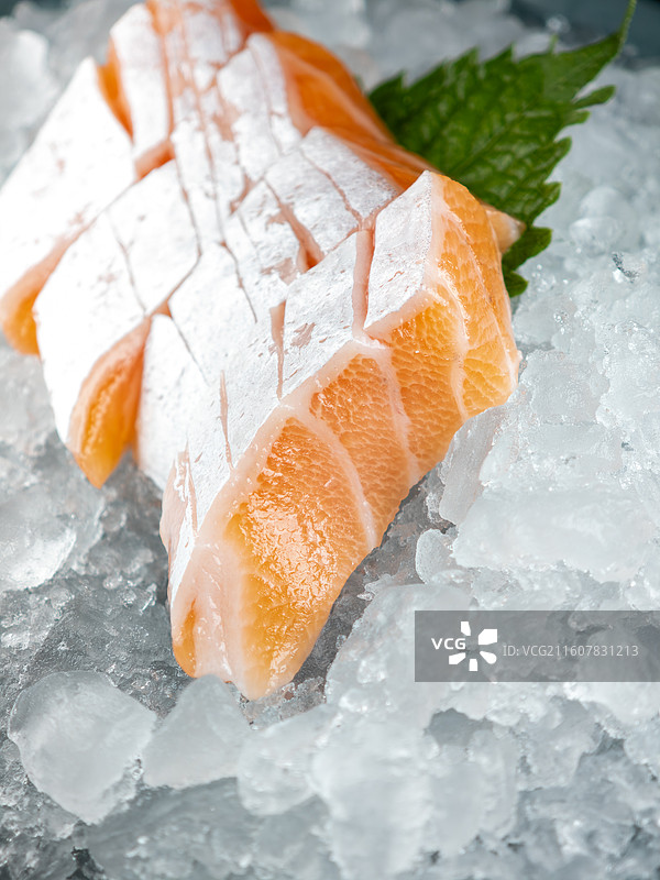 冰盘上的新鲜三文鱼刺身特写图片素材