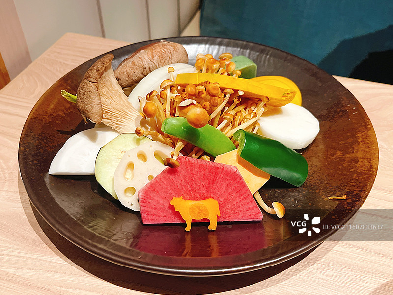 摆盘精美的蔬菜拼盘图片素材