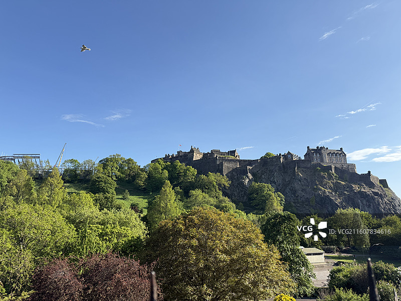 在王子街花园里仰拍爱丁堡城堡图片素材