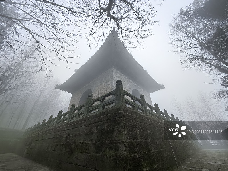 大雾中的武当山南岩宫景区古建筑图片素材