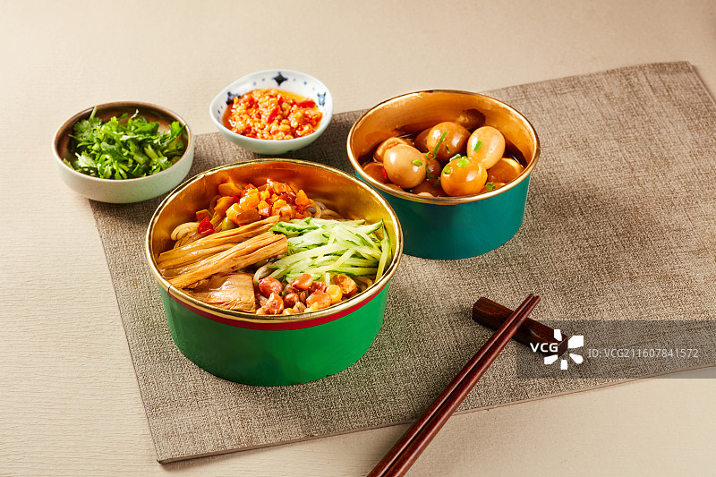 干拌面配卤鹌鹑蛋套餐图片素材