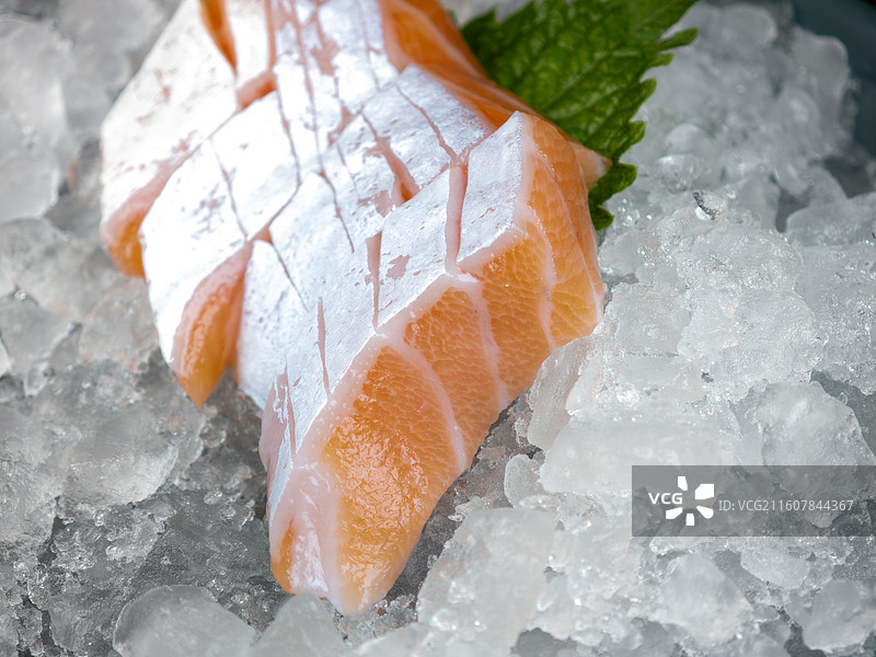 冰盘上的新鲜三文鱼刺身特写图片素材