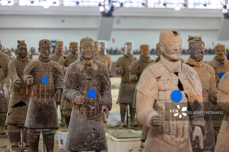 陕西西安秦始皇兵马俑博物馆一号坑内的兵马俑图片素材