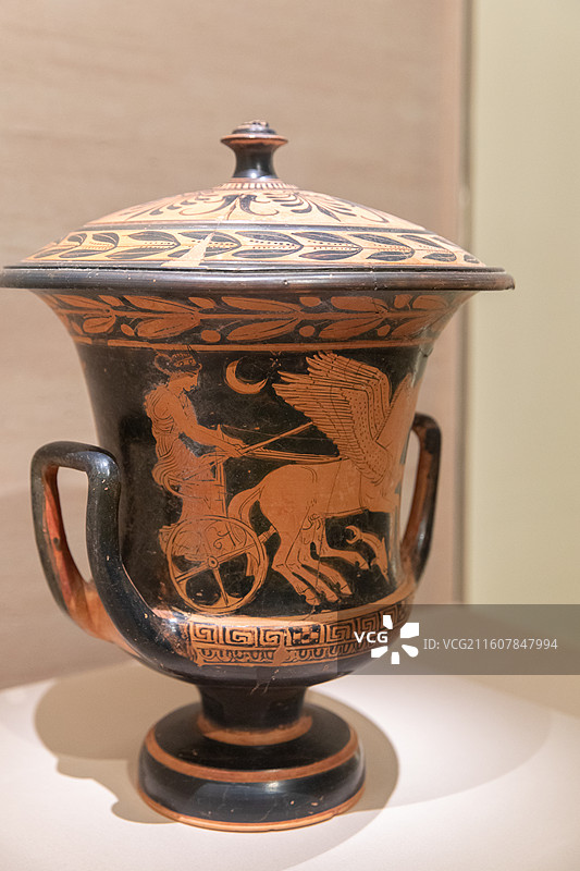 希腊陶罐带盖的黑底红画双耳喷口混酒器图片素材