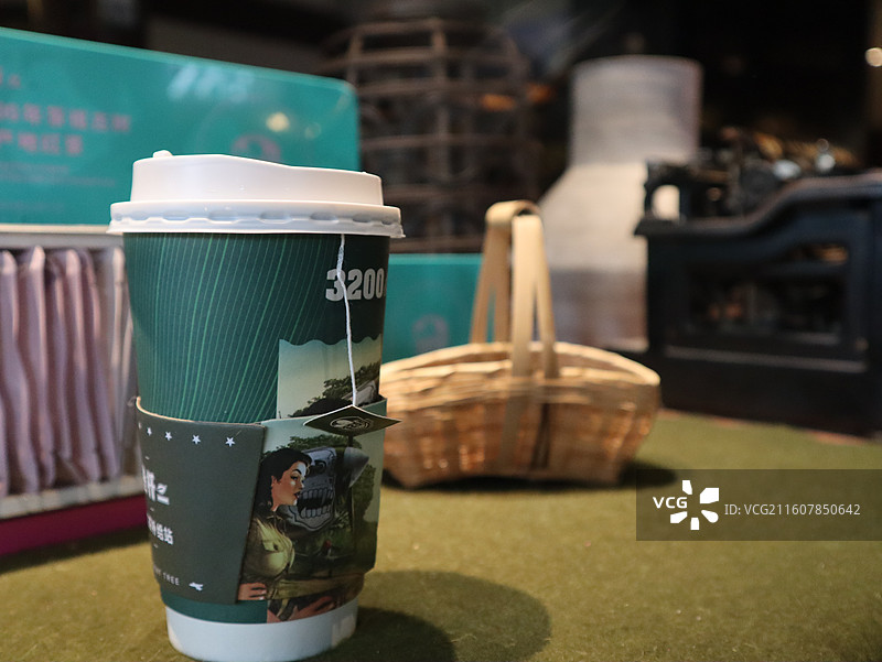 咖啡馆里桌上咖啡饮料的特写镜头图片素材