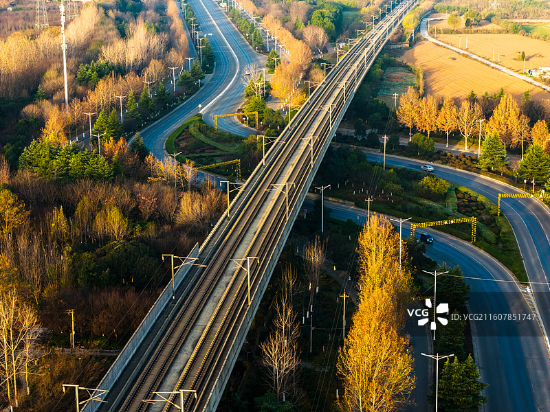驶过秋天的高速列车 客运列车 旅行 旅游 秋天图片素材