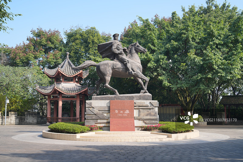 刘伯承骑马打仗的雕塑纪念碑图片素材