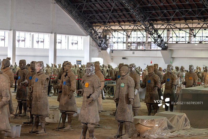 陕西西安秦始皇兵马俑博物馆一号坑内的兵马俑图片素材