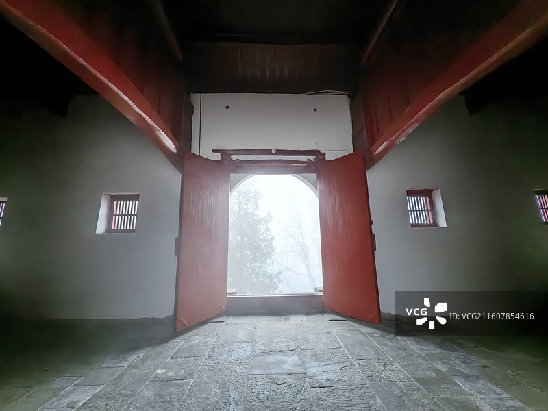 大雾中的武当山南岩宫景区古建筑图片素材