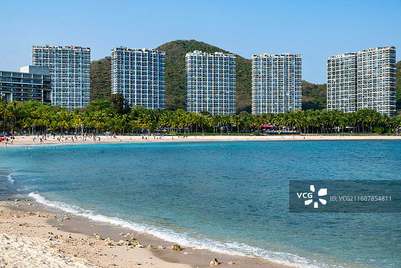 三亚小东海晴朗蓝天的玻璃海沙滩风光图片素材