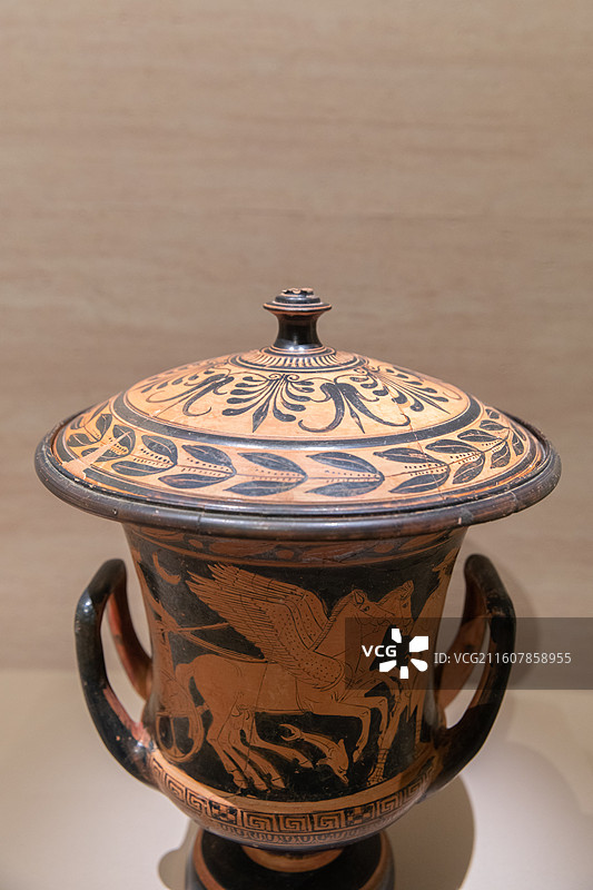 希腊陶罐带盖的黑底红画双耳喷口混酒器图片素材