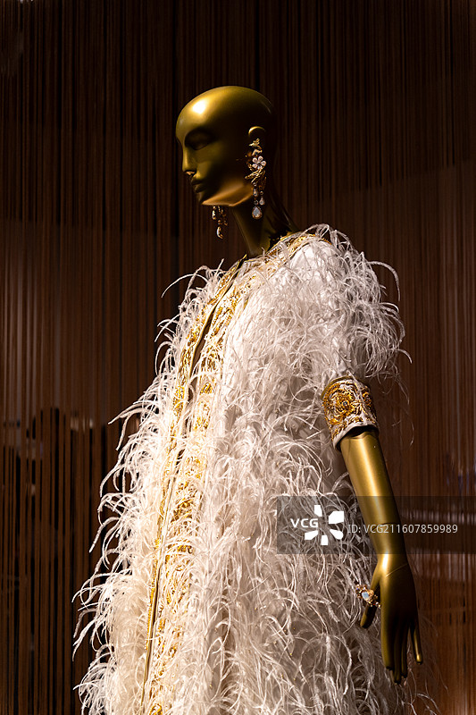 博物馆展出北非到东亚黄金服饰风尚的服饰图片素材