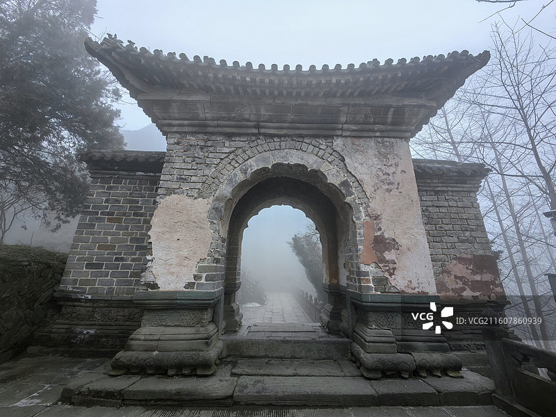 大雾中的武当山南岩宫景区古建筑图片素材