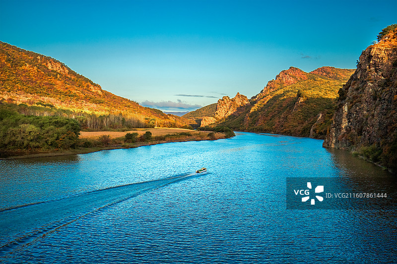 晨光下的湖光山色图片素材