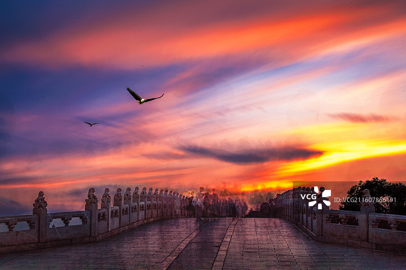 霞耀十七孔桥图片素材