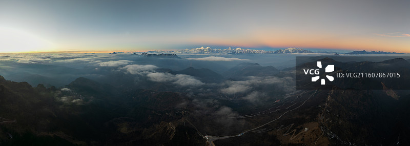 横断山脉大雪山贡嘎山系清晨全景图片素材